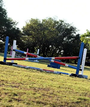 Equipo de salto colocado en un campo de entrenamiento.